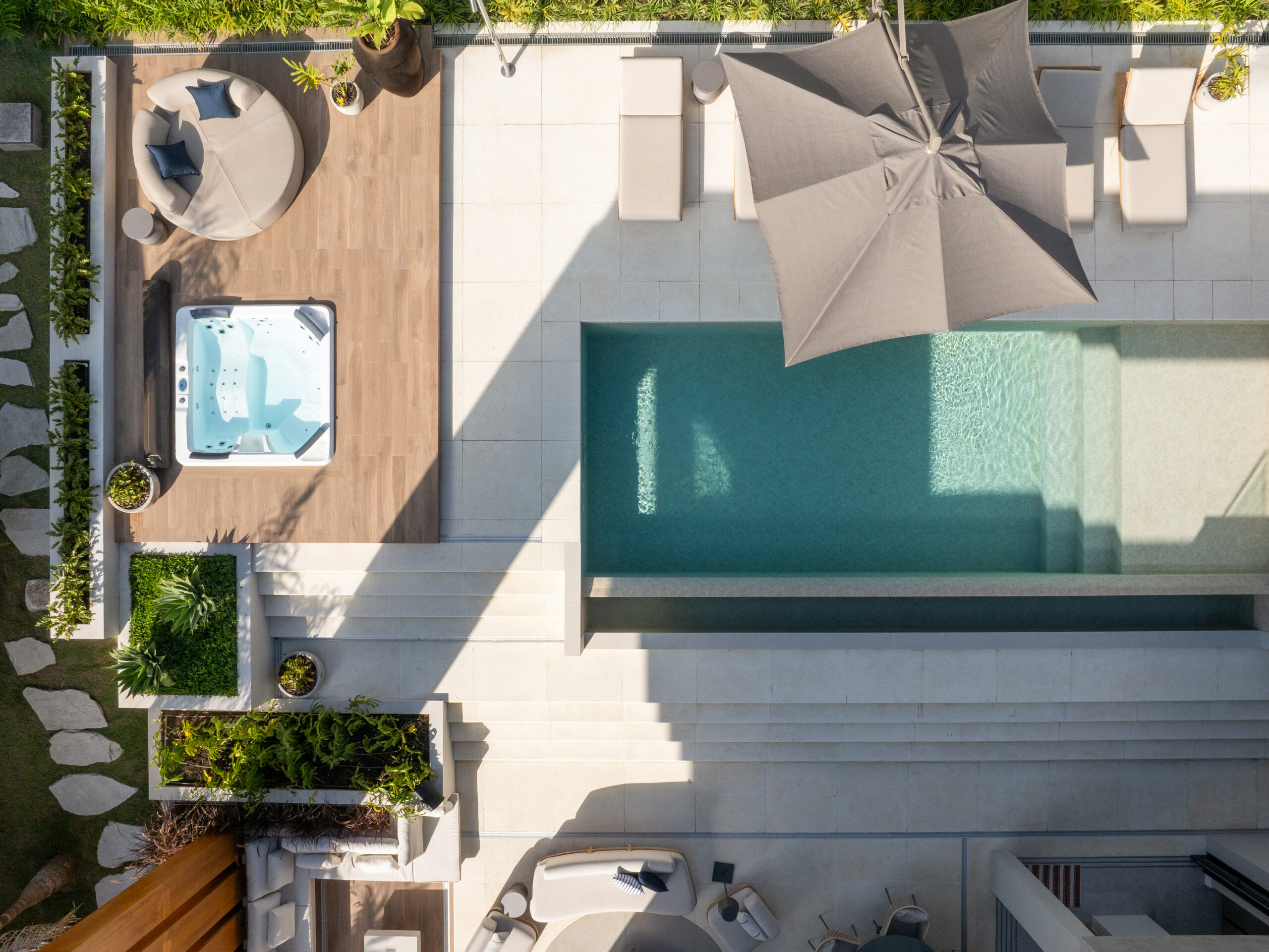 Piscina contemporânea com deck