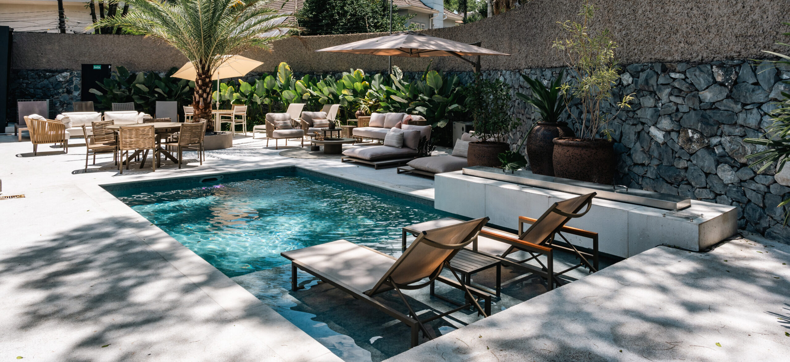 Piscina Desjoyaux integrada a uma residência contemporânea